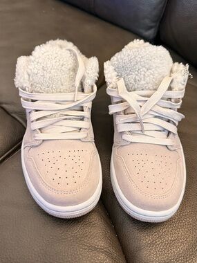 Air Jordan Women’s 1 Low Grey/White Sherpa 6.5 Brand New in Half Box no lid